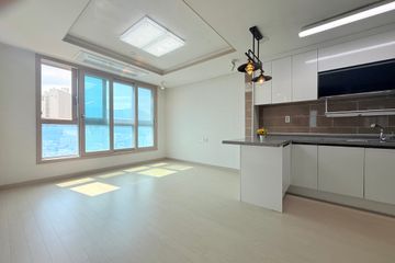 ** 5-minute walk from Yangjeong Station