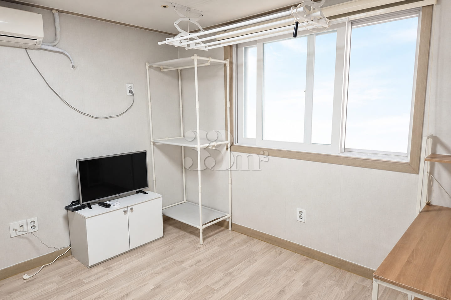 Wallpapering completed; prime-floor unit (547 0th image