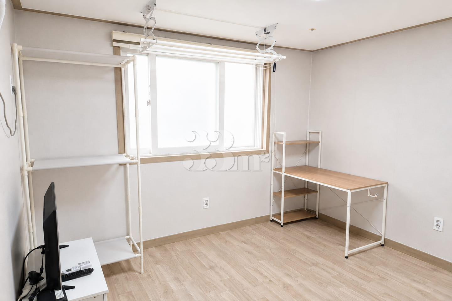 Wallpapering completed; prime-floor unit (547 1th image