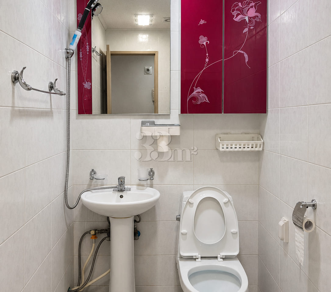 Wallpapering completed; prime-floor unit (547 3th image