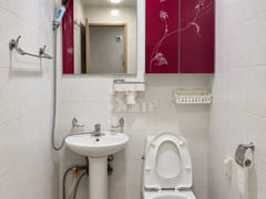 Wallpapering completed; prime-floor unit (547 3th image