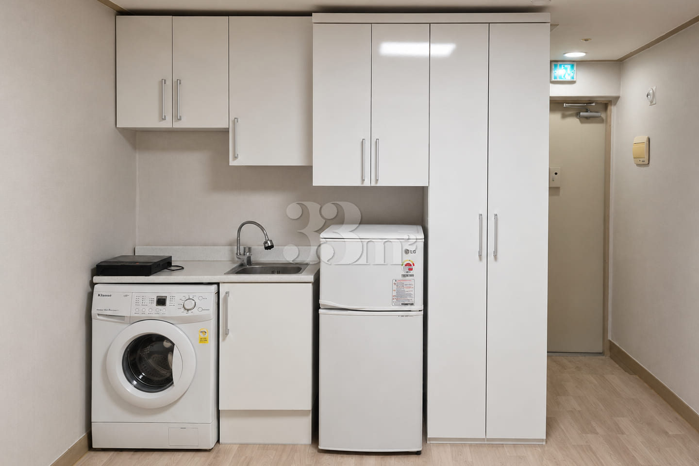 Wallpapering completed; prime-floor unit (547 2th image