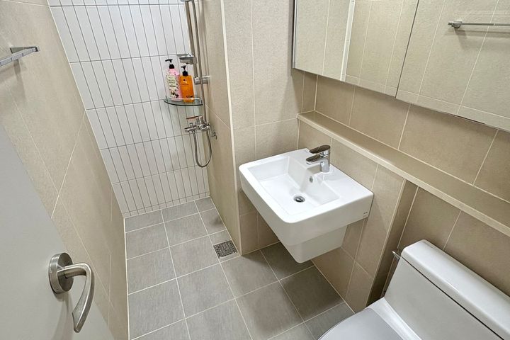 Unit 904, B94 9th image