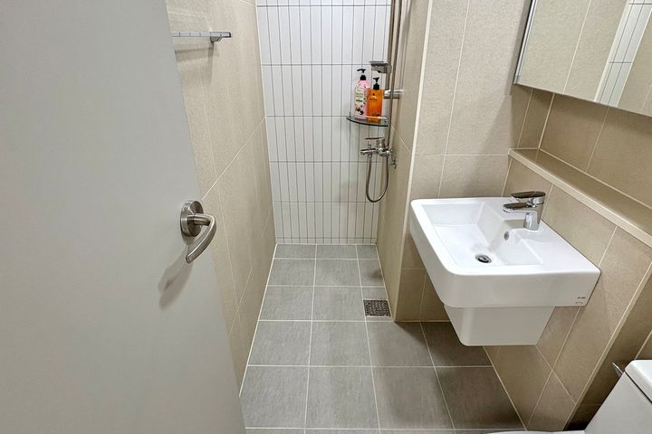 Unit 904, B94 6th image