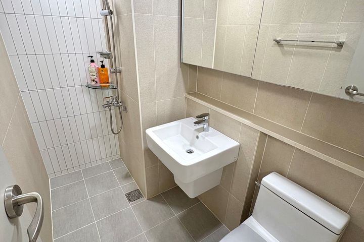 Unit 904, B94 8th image