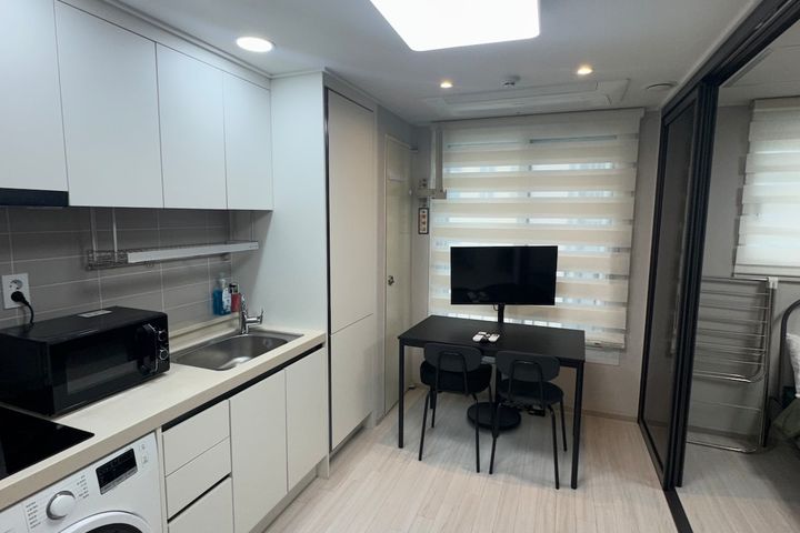 Unit 905, B95 4th image