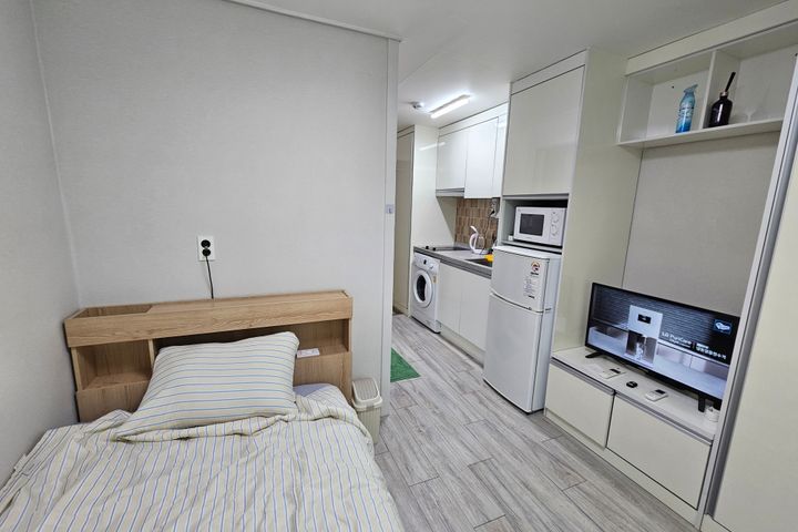 Clean Room Near Jochiwon Station B 0th image