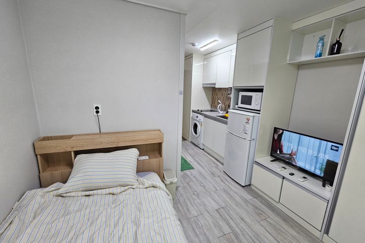 Clean Room Near Jochiwon Station B 5th image