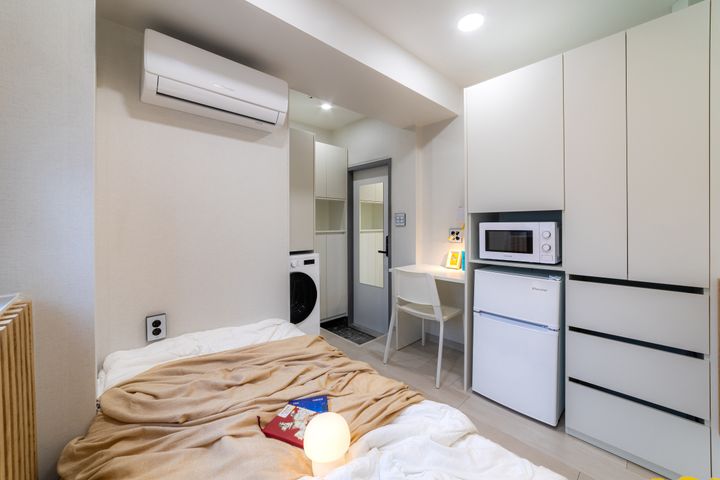 Room 303 7th image