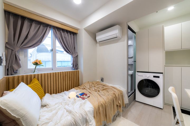 Room 303 4th image