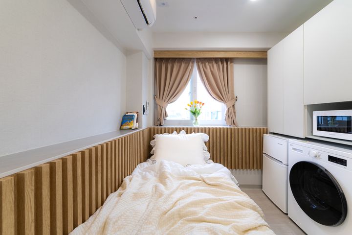 Room 304 6th image
