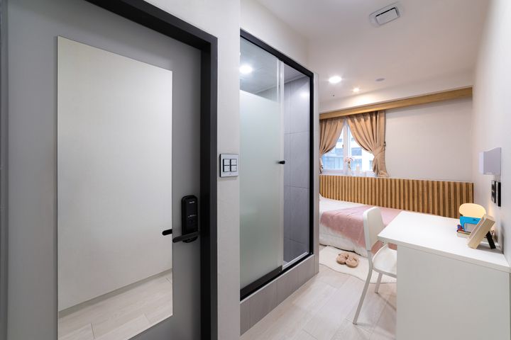 Room 306 8th image