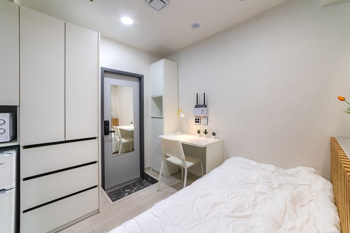 Room 302 7th image