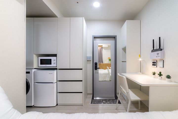 Room 302 6th image