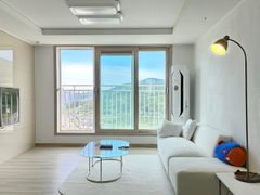 Neat home with an ocean view 4th image