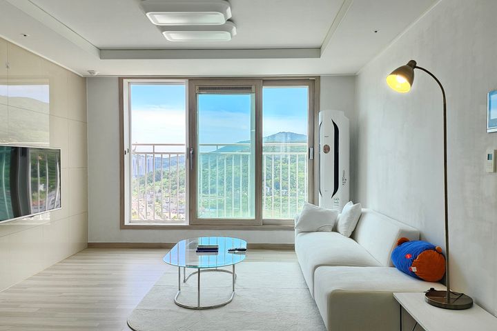 Neat home with an ocean view 4th image