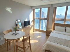 Newly built, fully furnished, hotel-style res 0th image