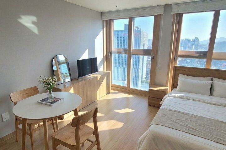 Newly built, fully furnished, hotel-style res 0th image