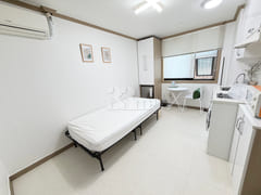 4-minute walk to Sinchon, 9-minute walk to Ho 9th image