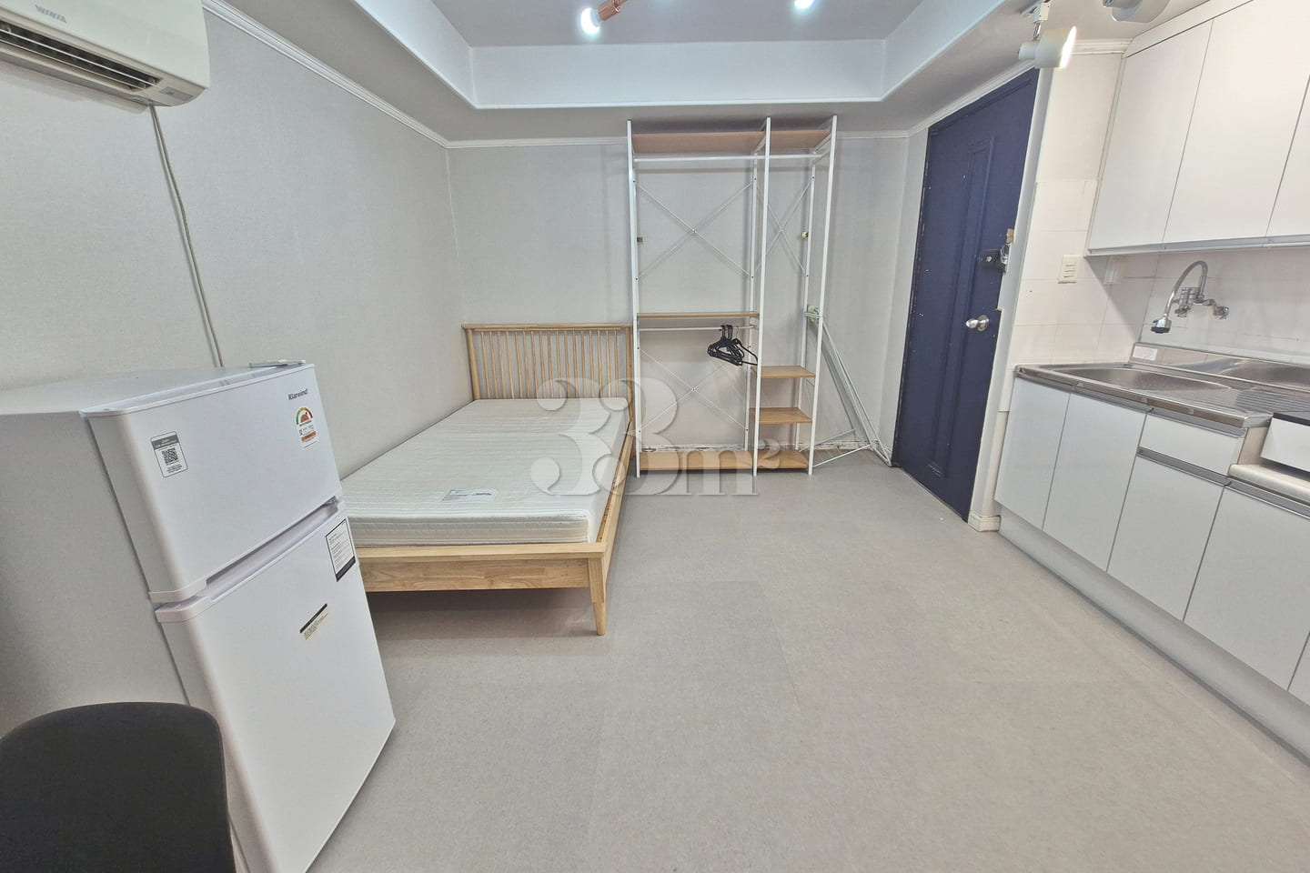 Neat studio apartment, 2 minutes from Sinchon 3th image