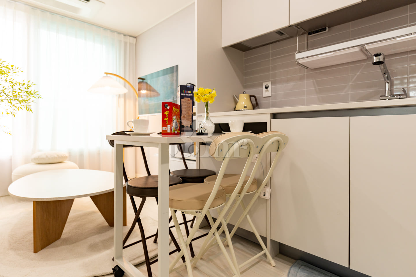 Newly built, fully furnished two-room unit ne 11th image