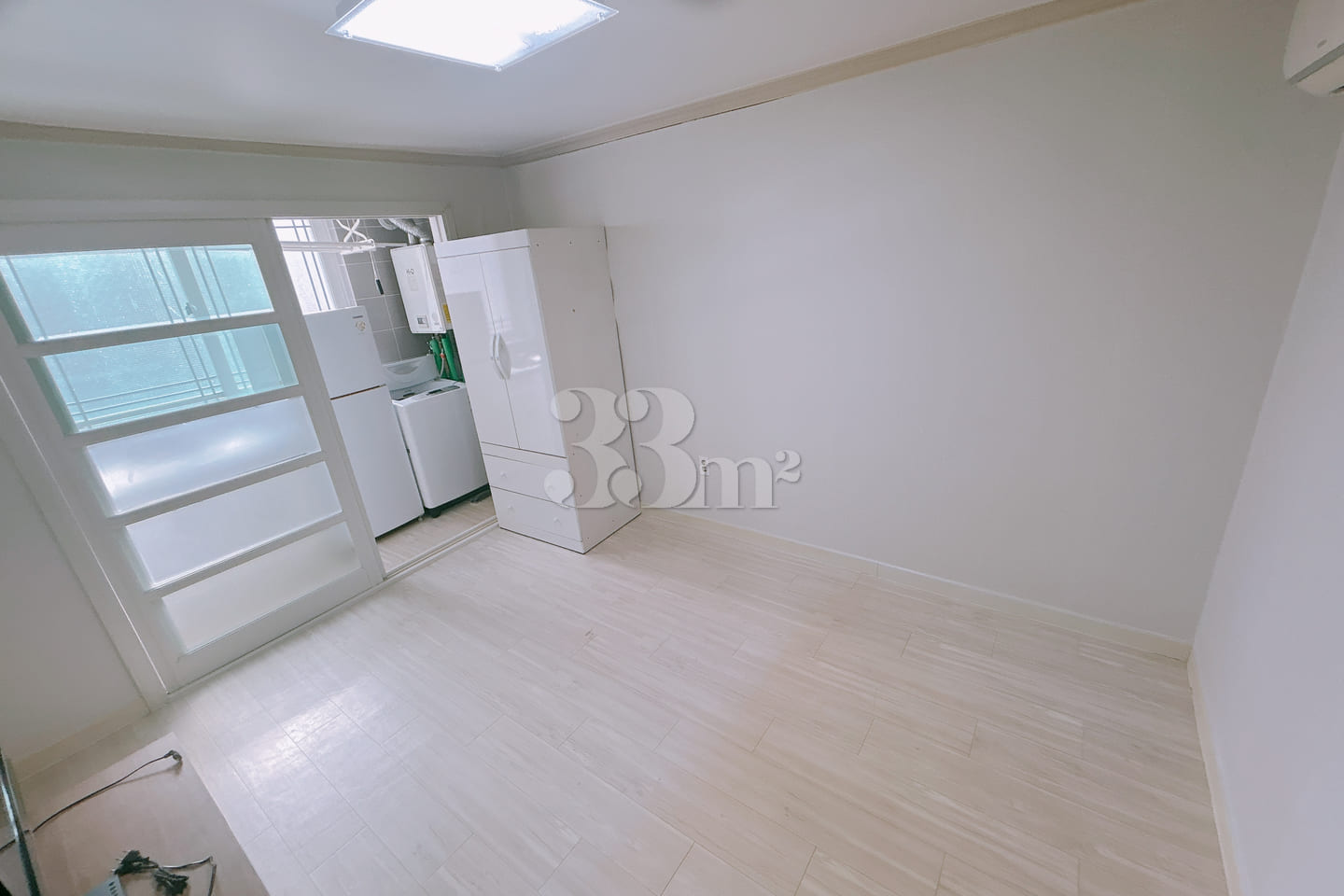 Northeast-facing studio apartment 4th image