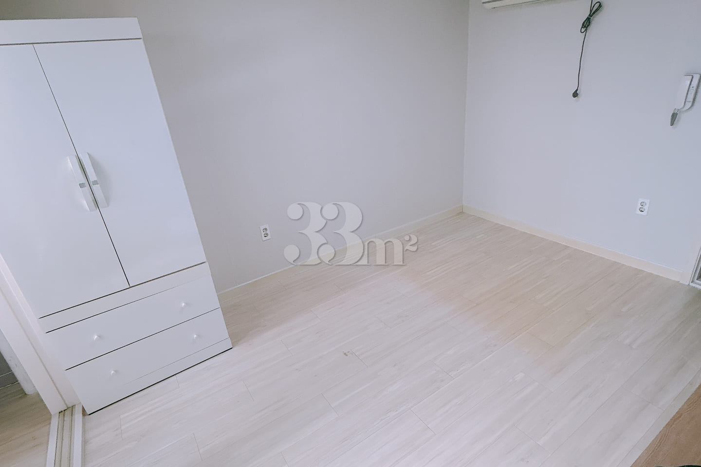 Northeast-facing studio apartment 1th image