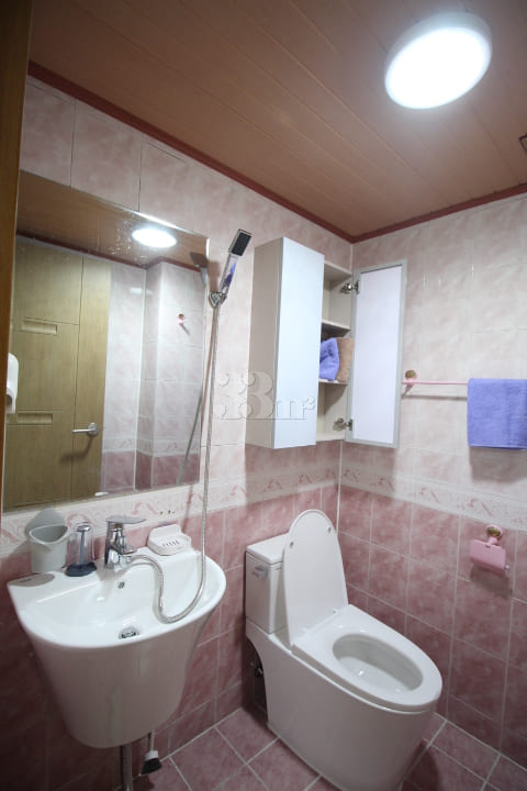 A comfortable home with great natural light ★ 6th image