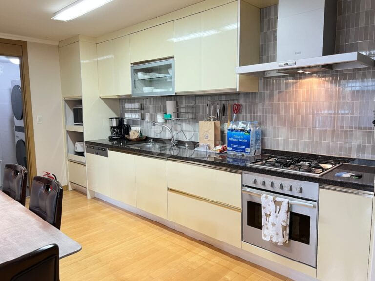 Unit 202, 3 bedrooms, 2 bathrooms 3th image