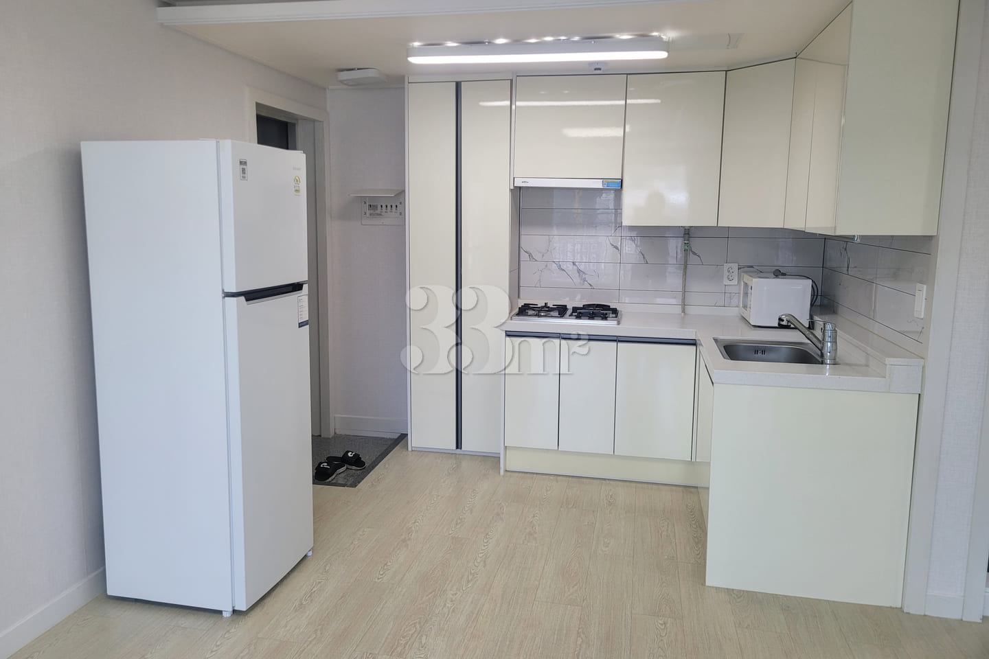 Spacious and clean Room 203 1th image