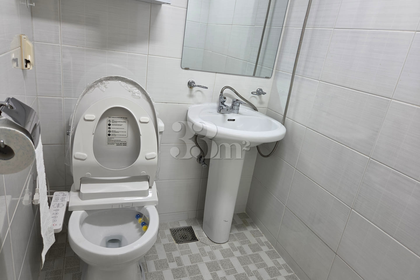 Fully furnished, parking included, located in 13th image