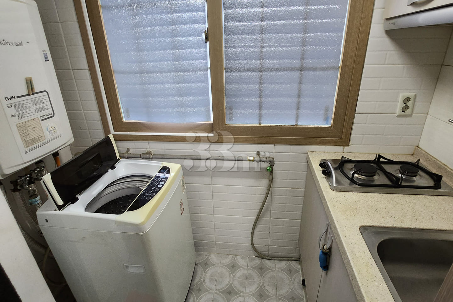 Cozy second-floor studio apartment 2th image