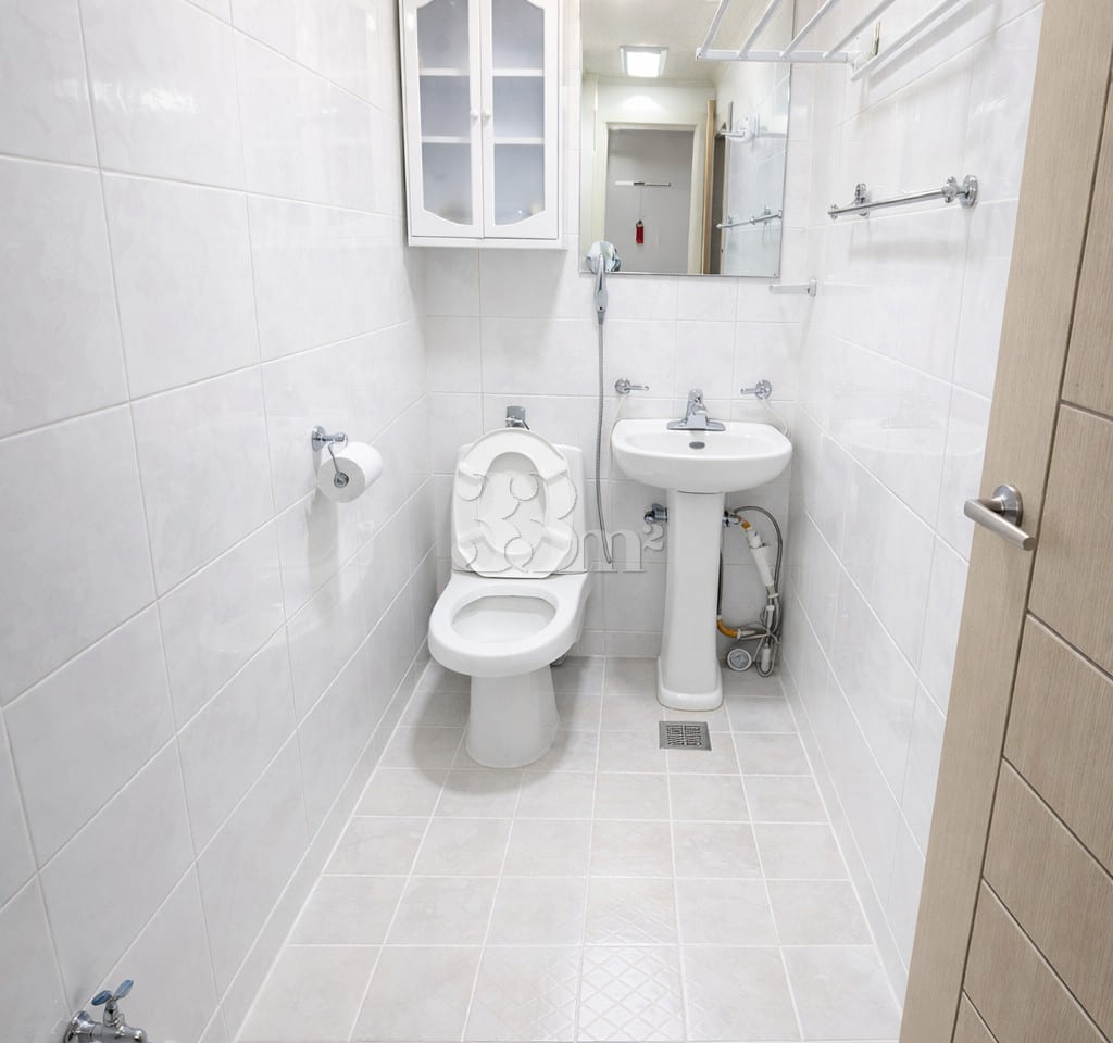 Wallpapering completed; prime-floor unit (547 3th image