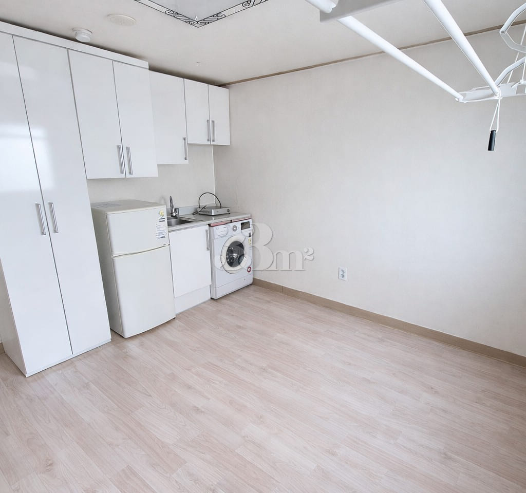 Wallpapering completed; prime-floor unit (547 2th image