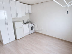 Wallpapering completed; prime-floor unit (547 2th image