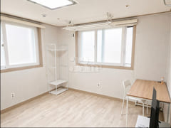Wallpapering completed; prime-floor unit (547 0th image