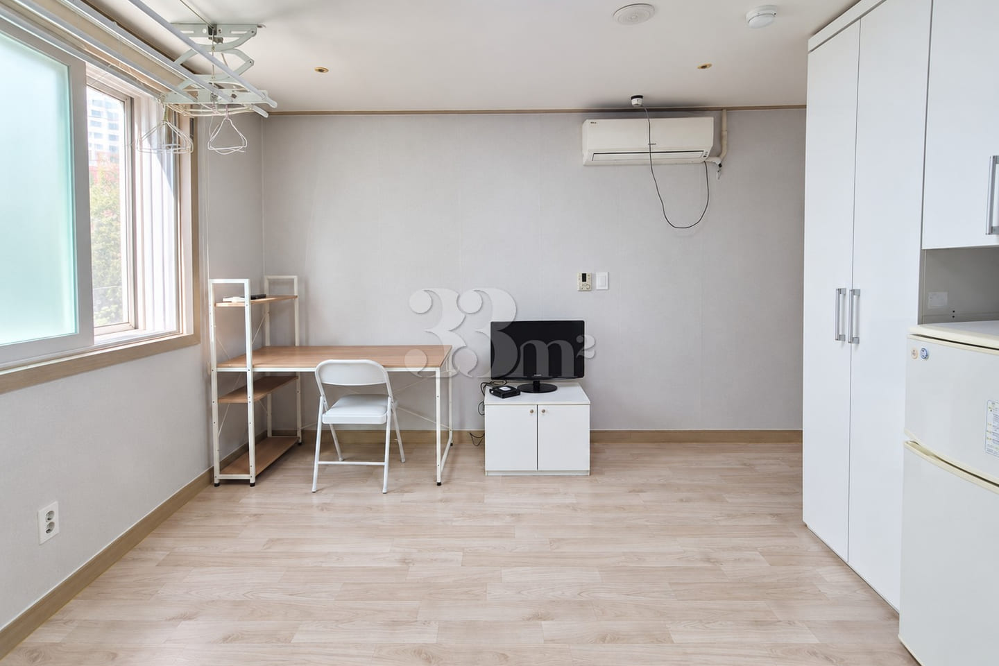 Wallpapering completed; prime-floor unit (547 1th image