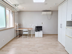 Wallpapering completed; prime-floor unit (547 1th image