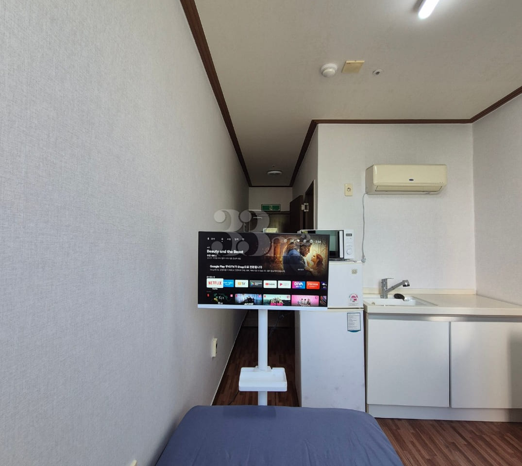A studio apartment with a convenience store r 2th image
