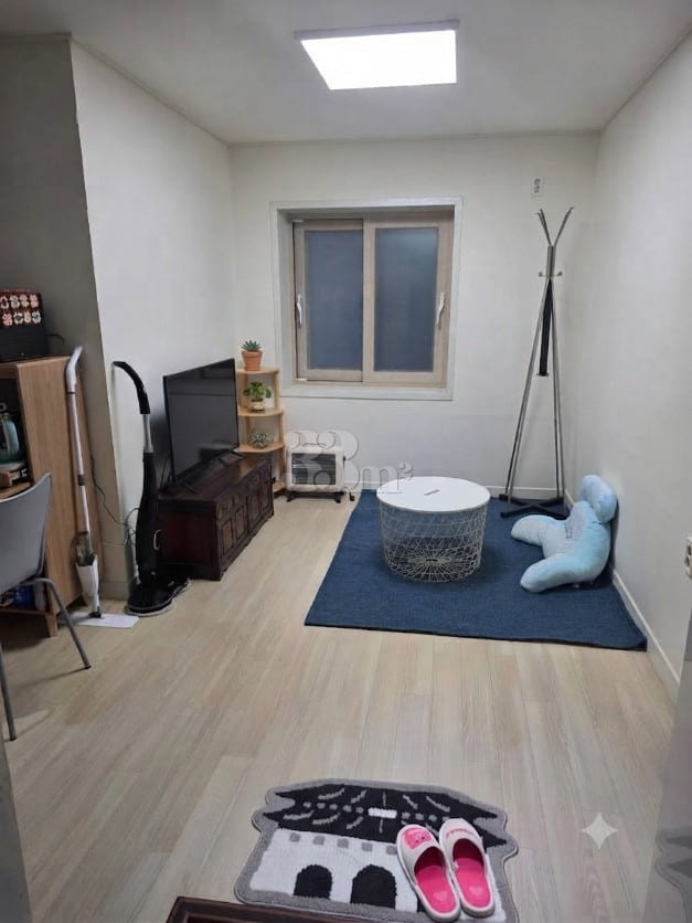 Room 202 2th image