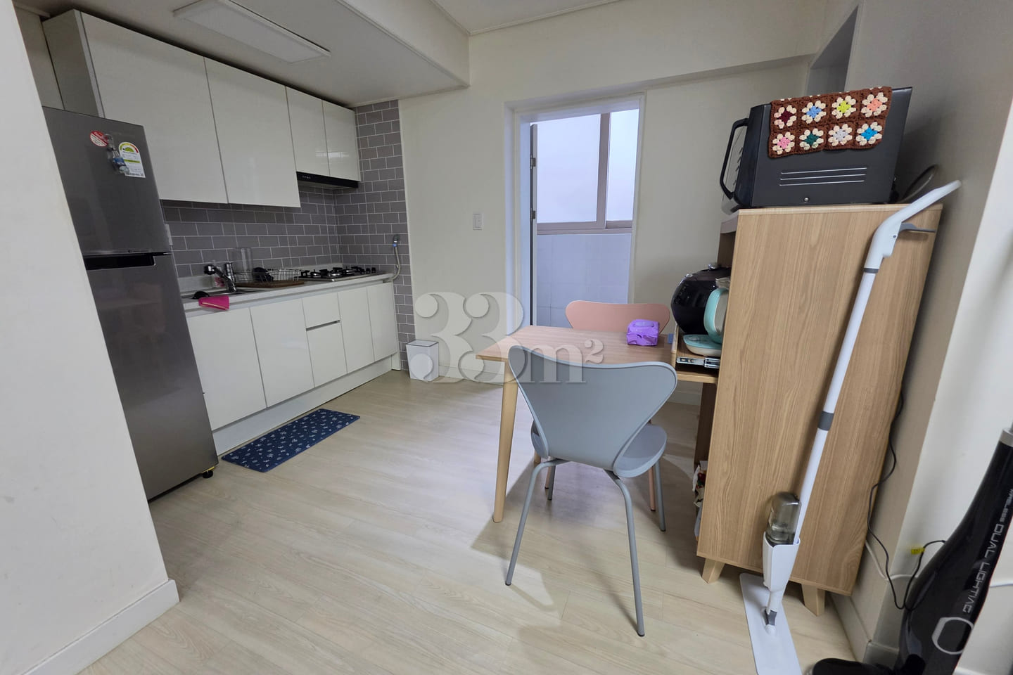 Room 202 8th image