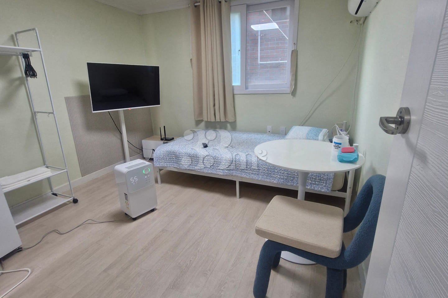 Studio apartment with a separate kitchen 0th image