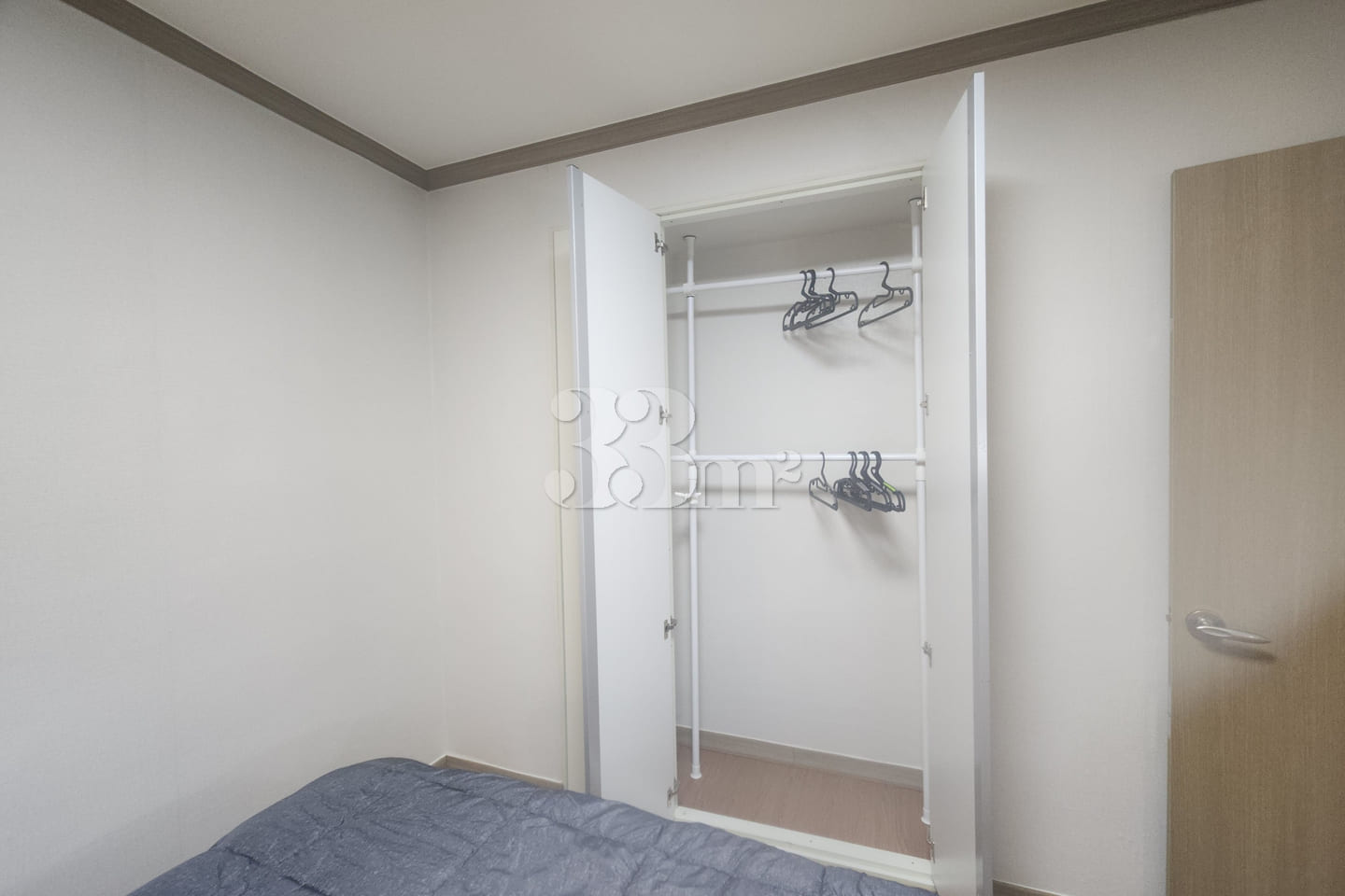 Spacious two-room unit with a vacation-rental 4th image