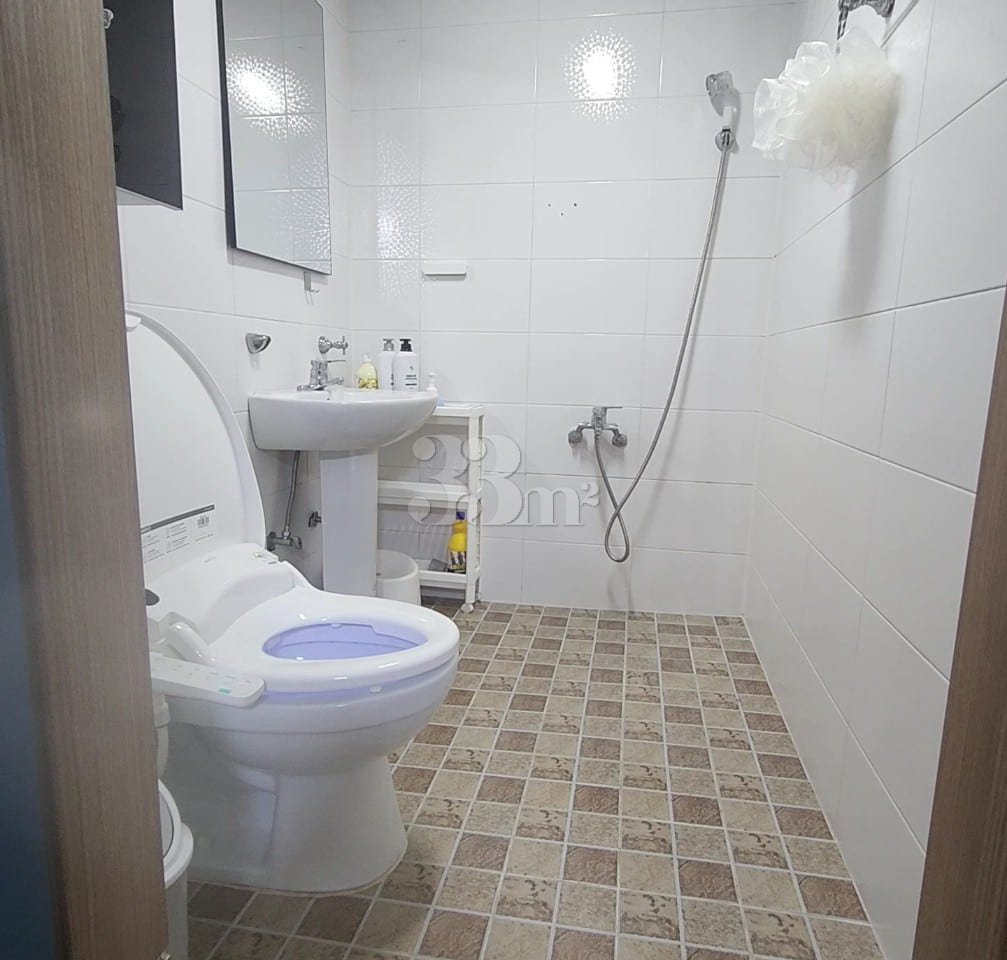 Spacious two-room unit with a vacation-rental 5th image