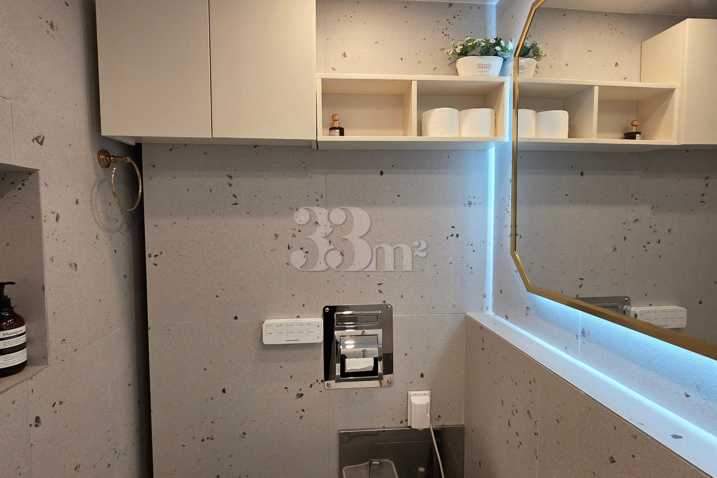 Spacious 40-pyeong unit with a large living r 13th image