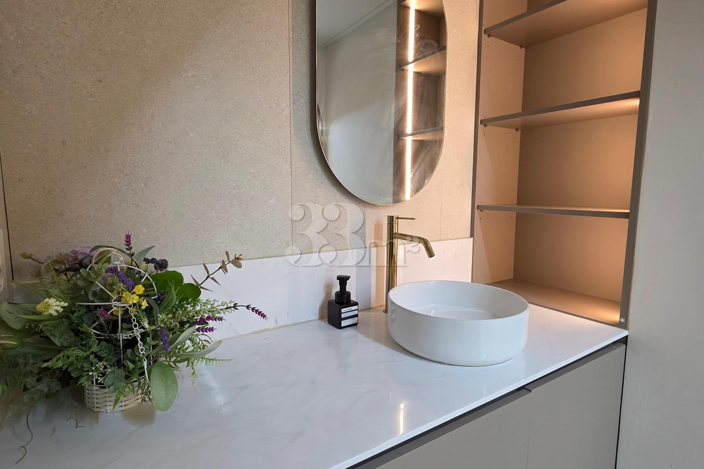 Spacious 40-pyeong unit with a large living r 14th image