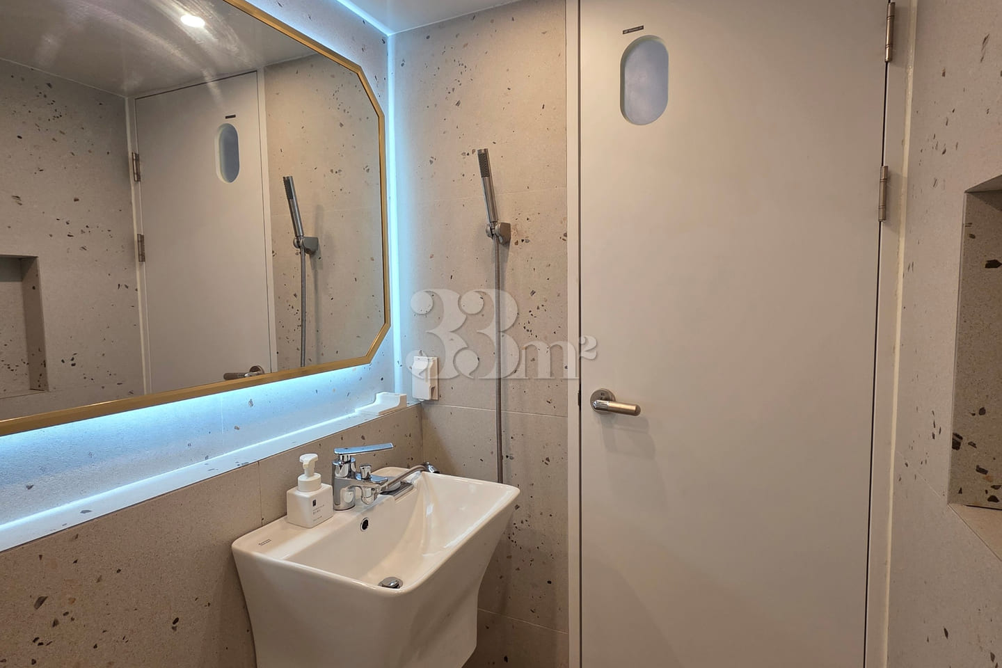 Spacious 40-pyeong unit with a large living r 15th image