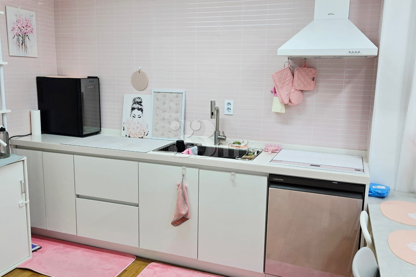 Spacious, pristine room (no noise from floors 10th image