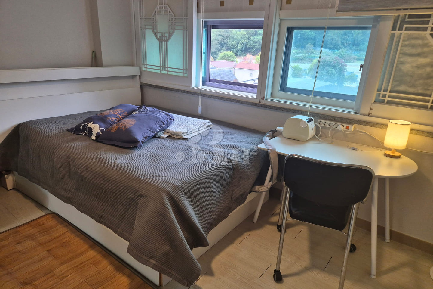 Pet-friendly, ceiling fan, queen-size bed, bi 3th image