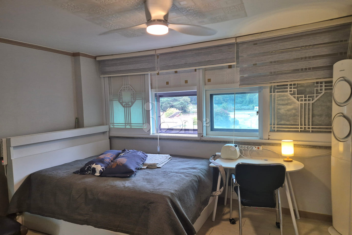 Pet-friendly, ceiling fan, queen-size bed, bi 2th image